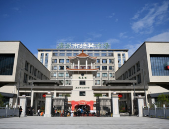 通用舞臺吊桿高標準承接廣州市培英中學報告廳項目，大屏幕顯示系統、音頻擴聲系統、燈光系統、舞臺吊桿及機械等多系統相互協作